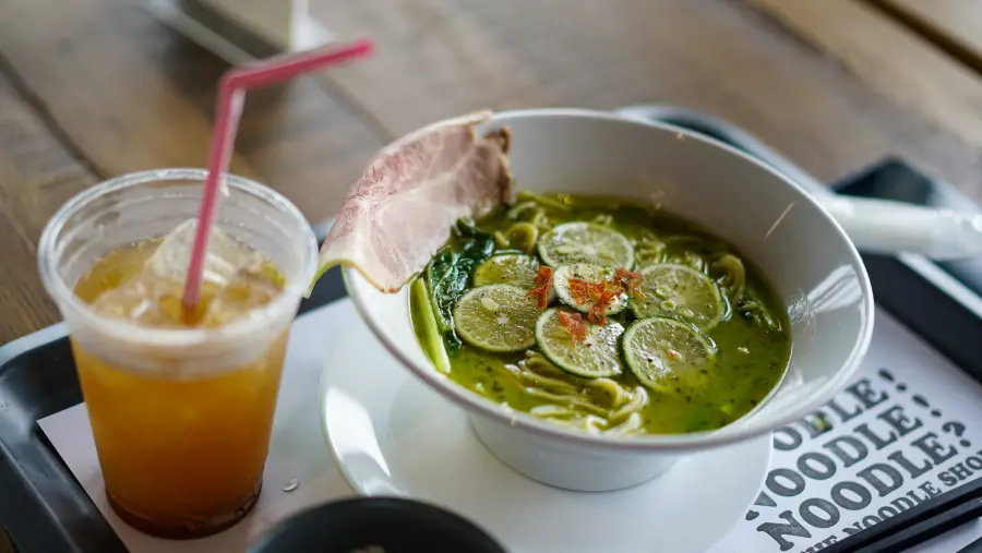 撮影例:ラーメンとドリンク