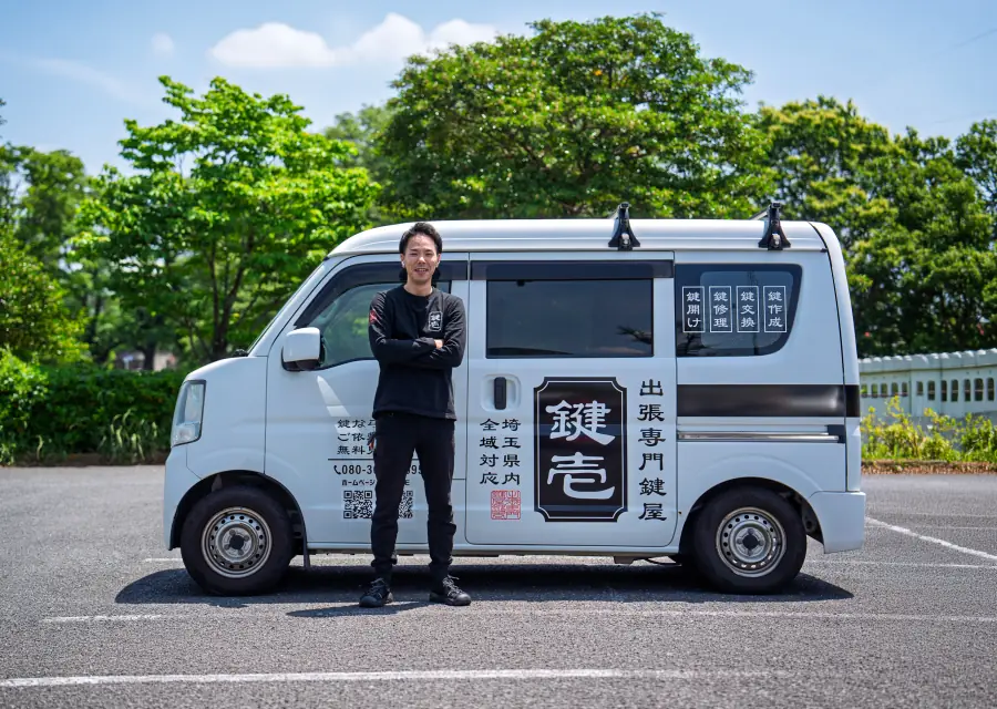 撮影例:社用車の前に立つ鍵屋の店主