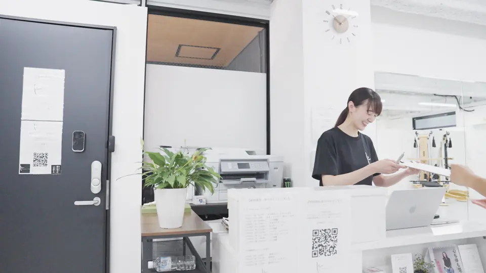 動画の撮影例:トレーニングジムの受付